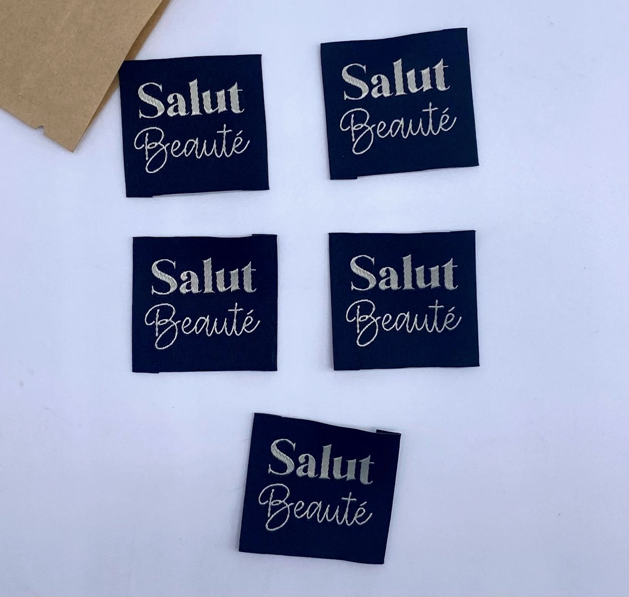 
                  
                    Label “Salut Beauté” Zwart - L’Étiquette Home Couture
                  
                